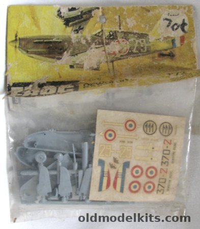 Frog 1/72 Dewoitine D-520C (D520C) - Italian 24 Gruppo C.T. 370 Sq 1943 or French Air Force GC III/6 6th Escadrille 'Laughing Mask' Syria 1941, F248 plastic model kit